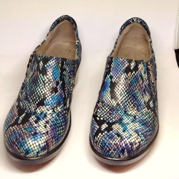 Naturalizer Women' Leather Shoes Slip Resistant Snakeskin Print Size 8.5 Clogs - Picture 2 of 8